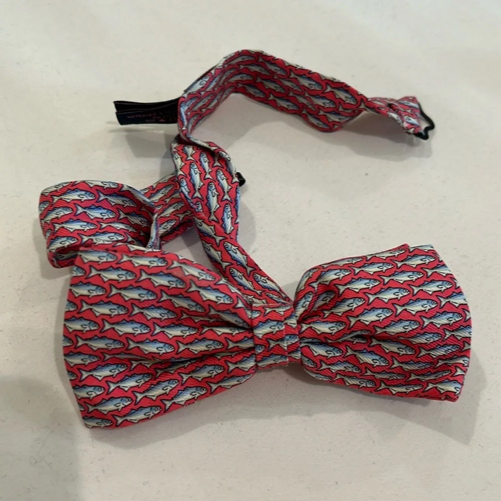 Boys Vineyard Vines adjustable silk bow tie with fish